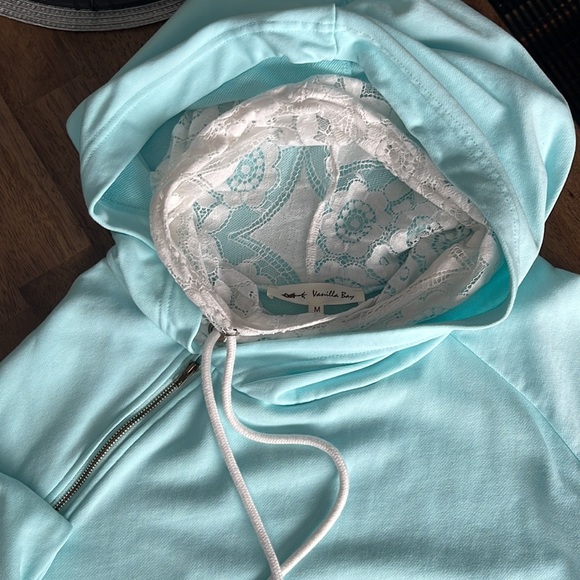 Vanilla Bay Lace Doublehood - Picture 4 of 10